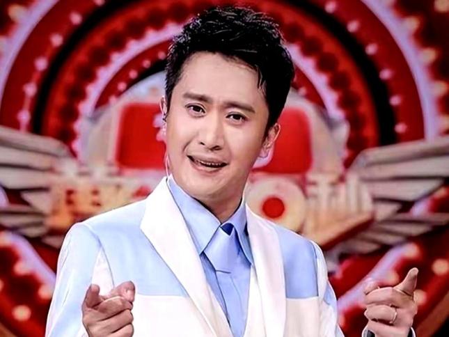 给央视工作19年，连续6年顶着零下几十度的寒冷主持春晚分会场，却连撒贝宁的微信都