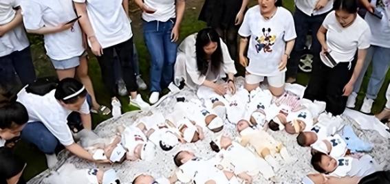 十年催生宣告失败！国家终于认了：不生孩子真不能怪年轻人懒！报告里有个更直观的对比