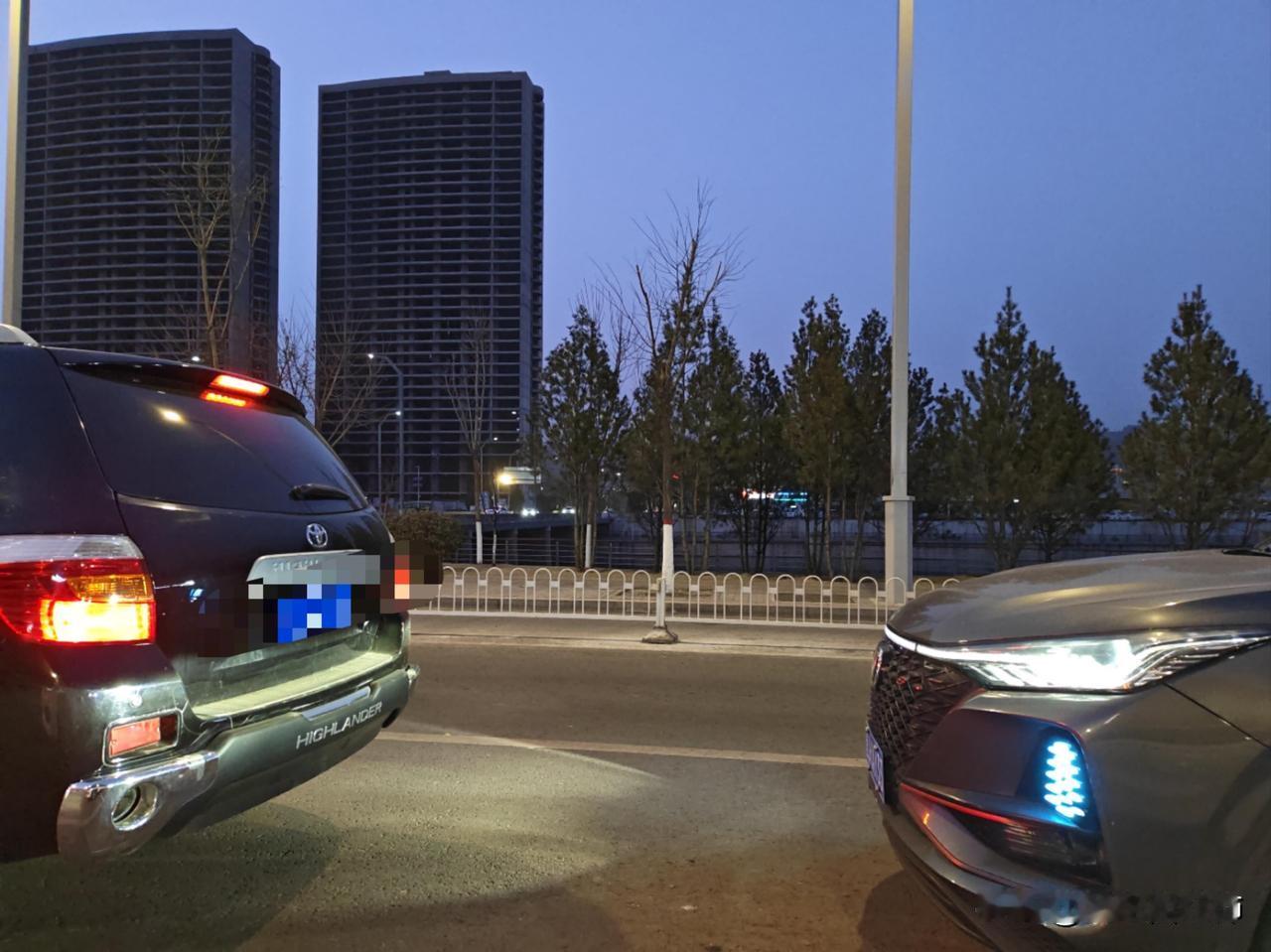 一个女人聪不聪明，你看她开车就行有人说，判断一个女人聪不聪明，要看她的谈吐与格