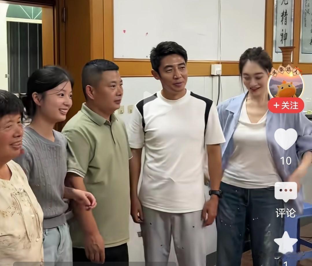 今天的撒贝宁很高大，李小冉这情商可以呀，是不是故意的！