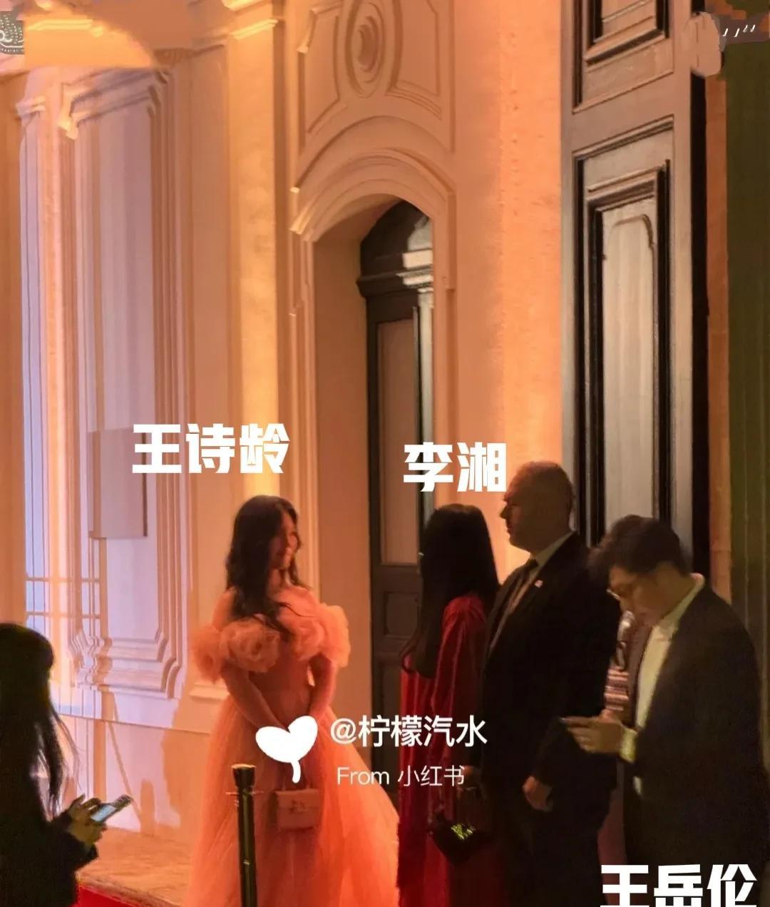 莫名的觉得王岳伦有点委屈啊，他也巴黎去看秀了，却没被李湘晒出来。[捂脸哭]在巴黎
