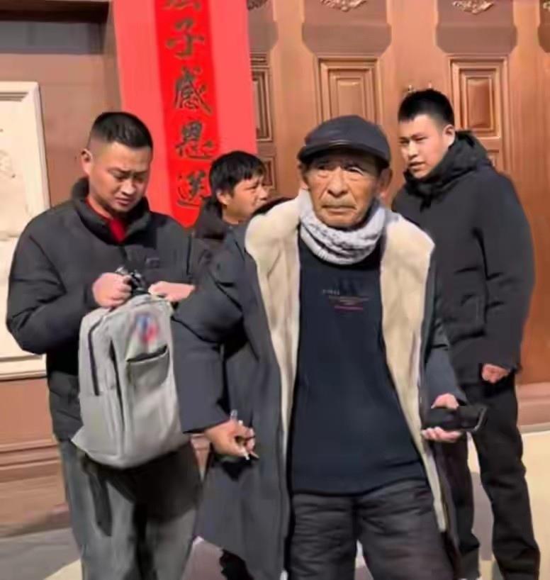 近日，刘强东又给江苏宿迁来龙镇光明村的乡亲们发年货了。整个村子比过年还热闹，但是