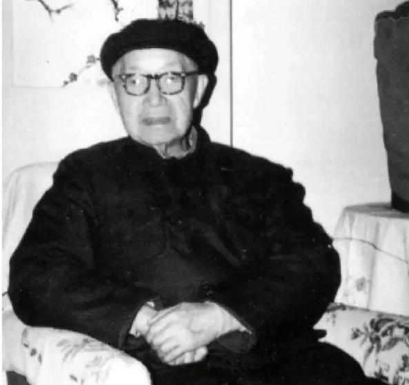1945年，日本投降后，日军少将决定将10万支步枪、数百万发子弹交给一个地下党员