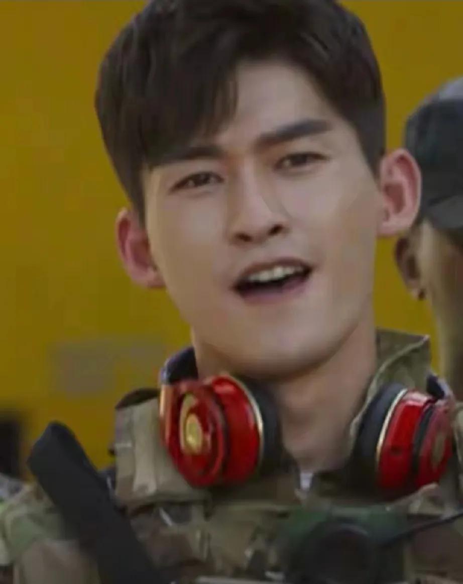 42岁张翰机场亮相，黑色长款皮草加身，贵气逼人，瞬间梦回慕容云海，那个闪耀的“流