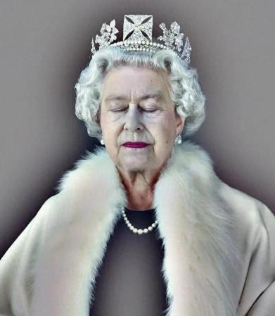 2022年，英国女王去世后，遗体没有选择火葬，也没有选择土葬，而是将遗体放在百斤