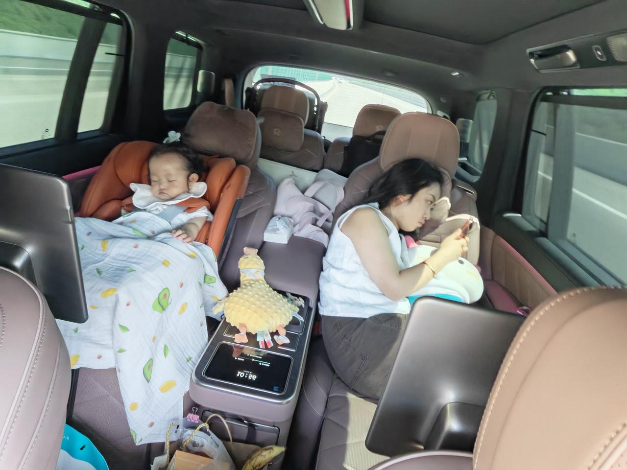为什么出门都是男的开车？老婆孩子就在后排睡觉玩手机。。。这不公平！！！能不能