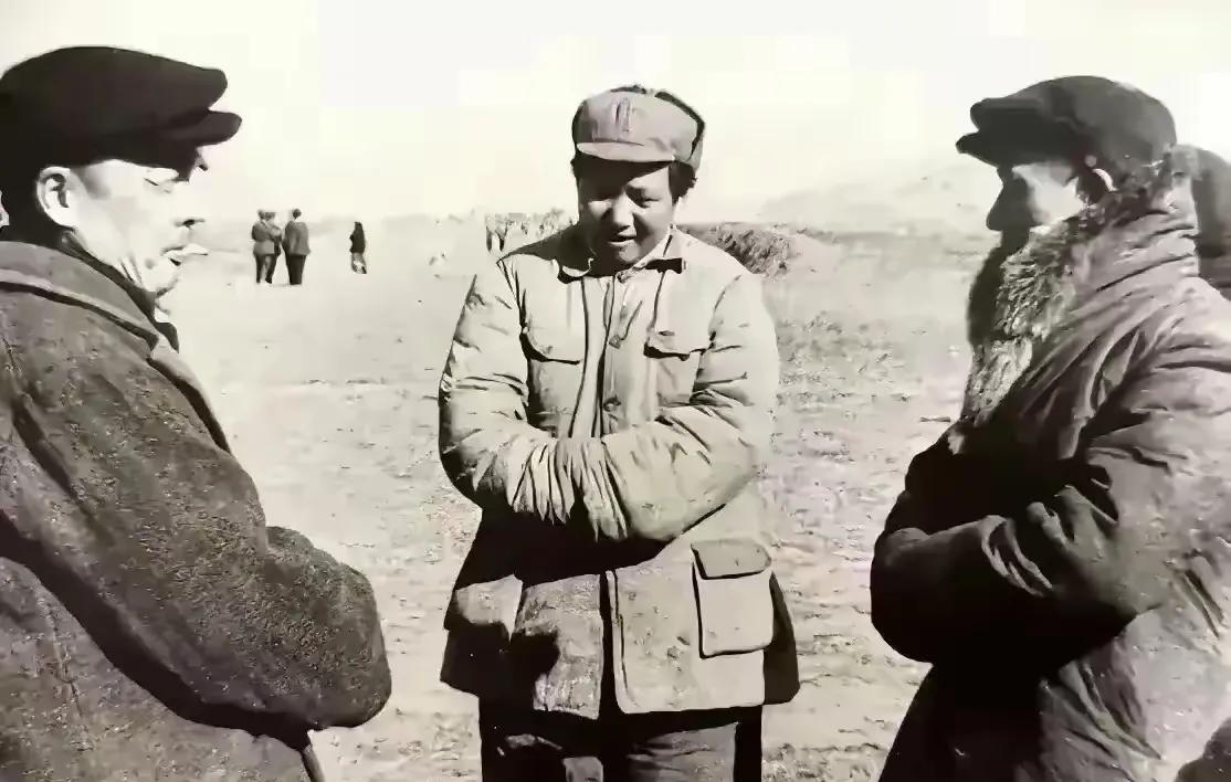 这是1937毛主席年在延安和群众交谈时的照片，很好的诠释这几问的含义：家常、随