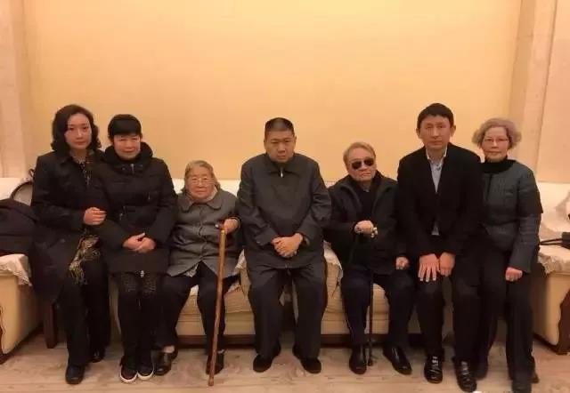 2017年冬天，毛家人在一次家庭聚会的合影。年迈的李敏和毛远新都拄着拐杖，毛远新