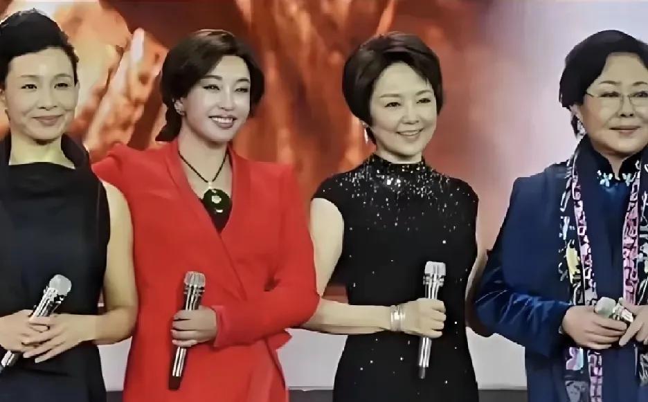 2018年的北京舞台上，陈冲、刘晓庆、张瑜、斯琴高娃四位影后同台的画面。彼时虽已