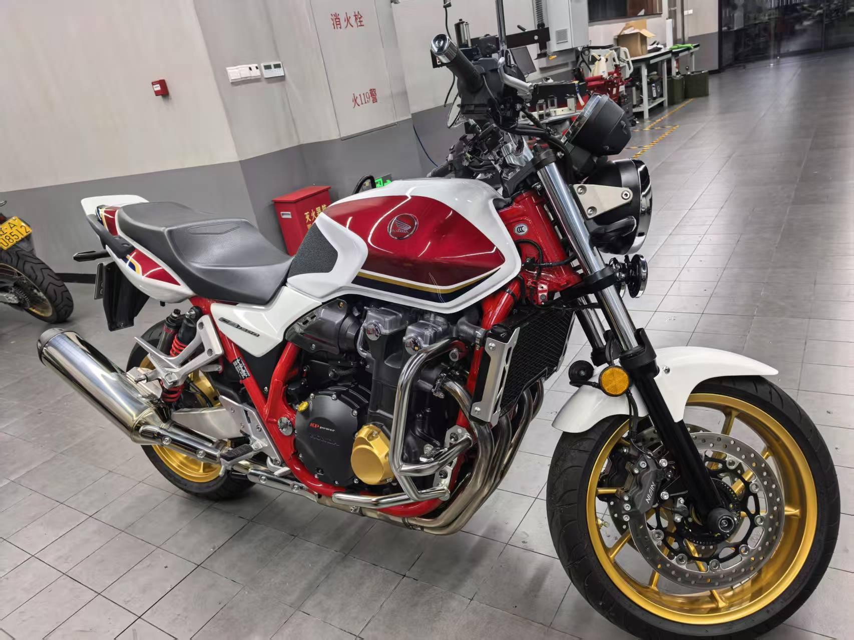 每次听林俊杰张信哲李宗盛这些人的演唱会，我都有个感觉，他们火，是有绝对能站得