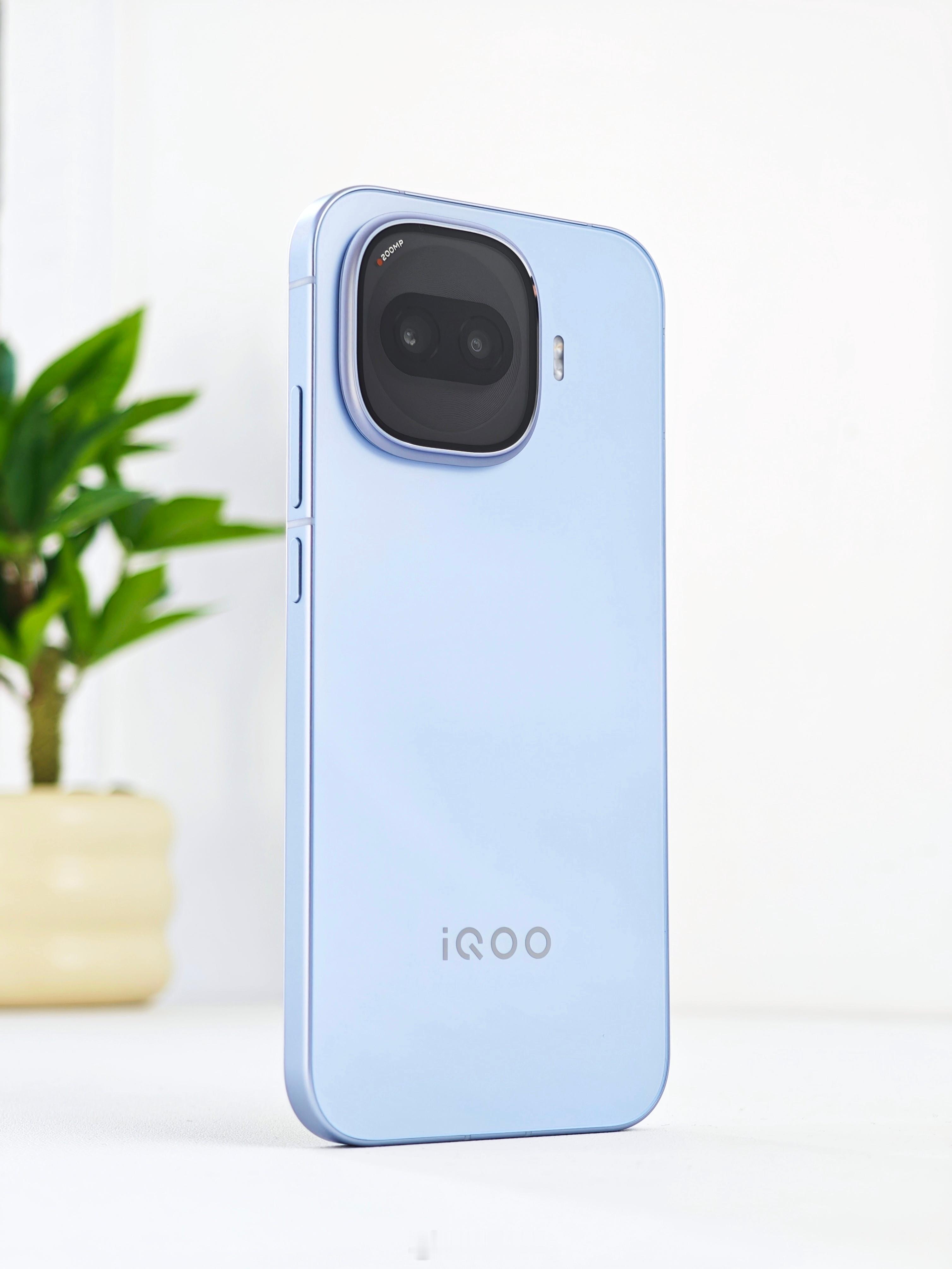 iQOOZ11Turbo沧浪浮光外观图赏📱官方称之为「战斗精灵」，