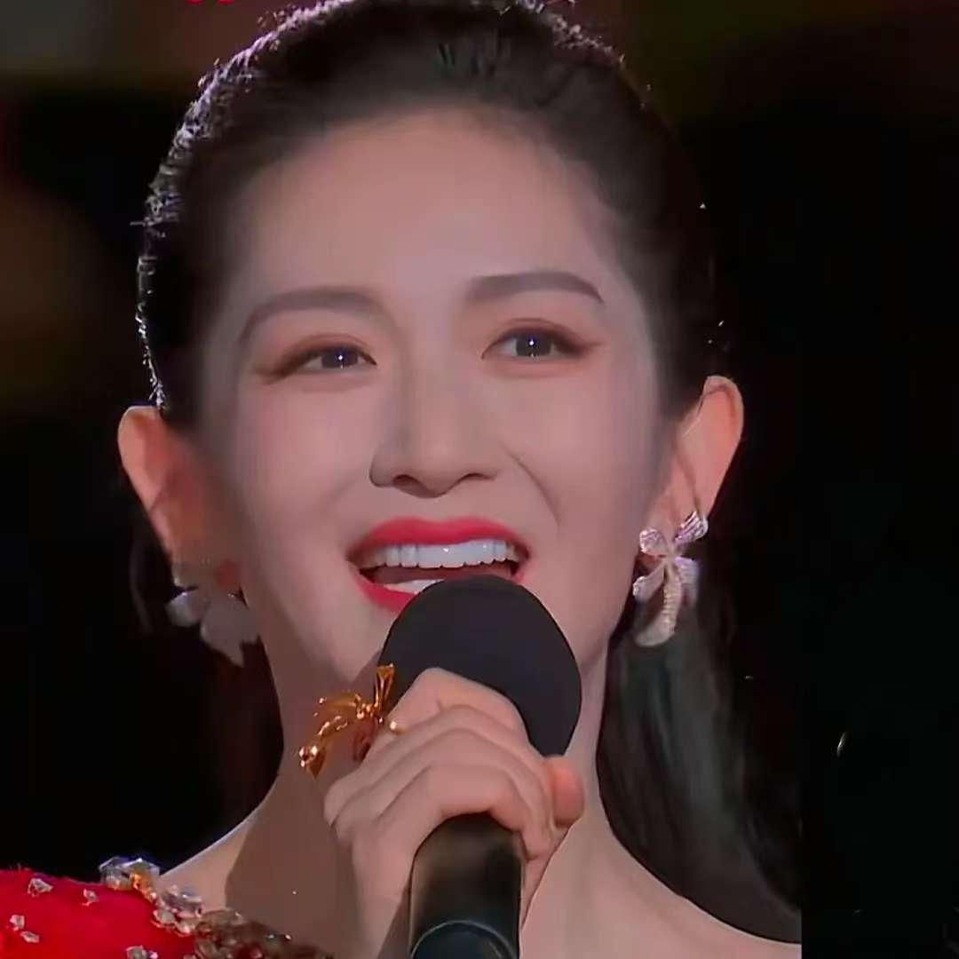 我有种预感谢娜这回的央视首秀会开启主持人更多元的可能她站在家乡德阳的舞台