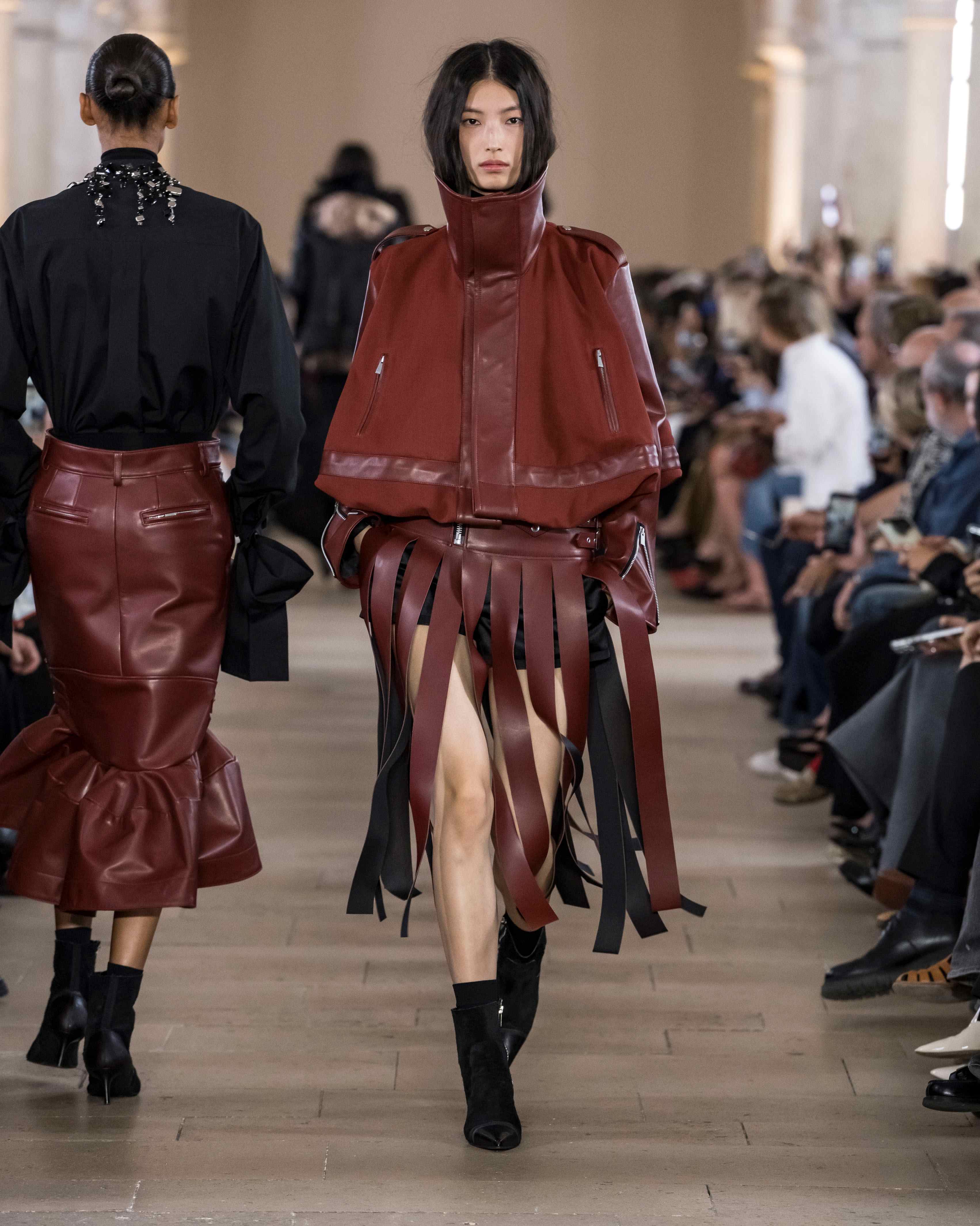 时装周巴黎时装周大秀直击sacai2027春夏女装系列以“蜕变时刻”为灵感