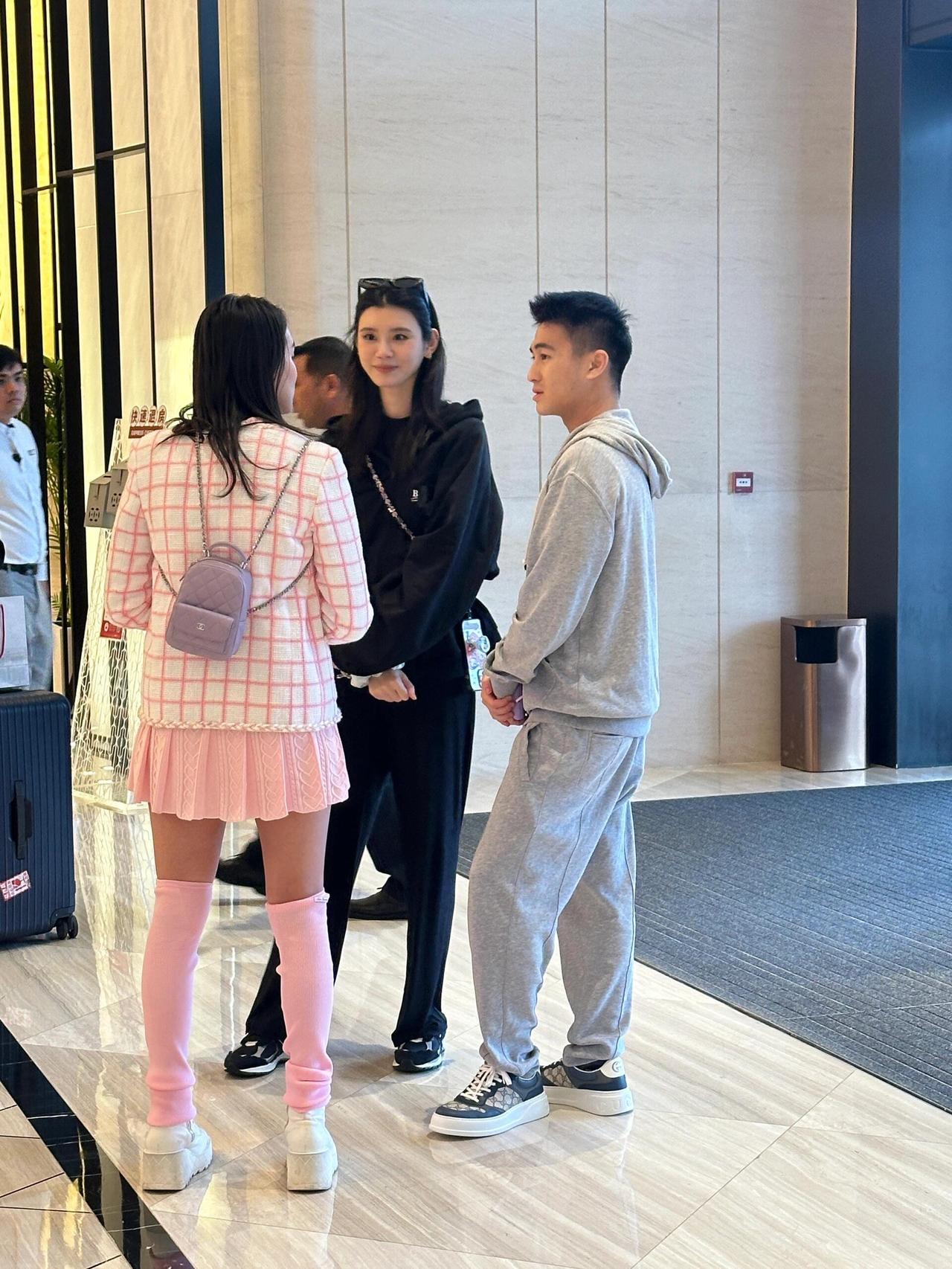 奚梦瑶对她的小姑子何超欣，还是蛮宠爱的，从她的表情和举动中就可以看出来，嘻嘻！