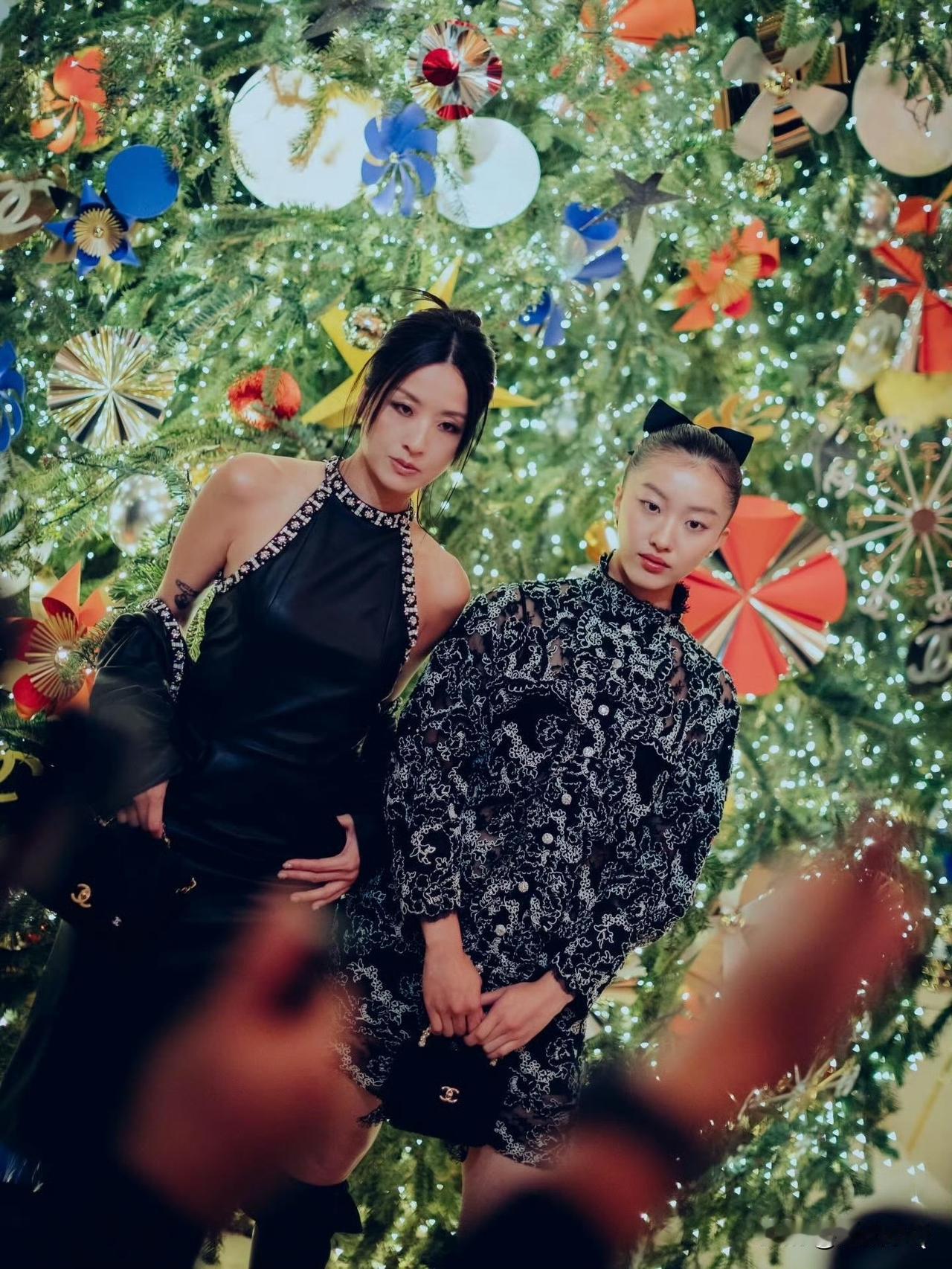 狠狠感受到徐濠萦的美了，只要不乱穿袜子，这一身打扮就很有星范。多年以后她保持苗条