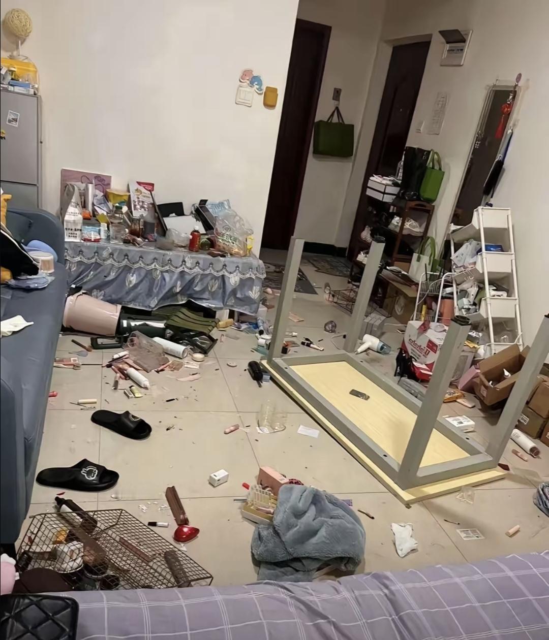 最近网上有个事吵得挺凶。我姐和姐夫结婚十多年，他跑长途货车，一个月两万五，拿两万