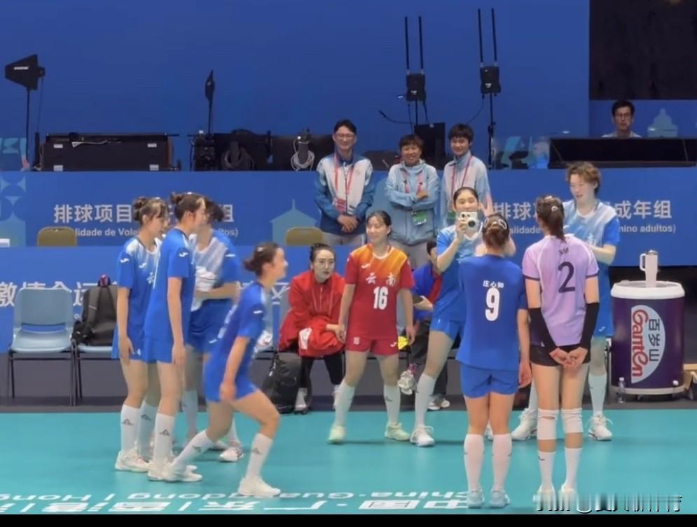 好感动的一幕啊！这就是朱婷的影响力啊，大型追星现场！赛后朱婷正躺在地上放松休息，