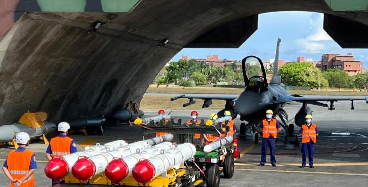 特朗普要卖武器给台湾，拦不住，也不用拦，中国该做的事根本不在这里。 说白了，