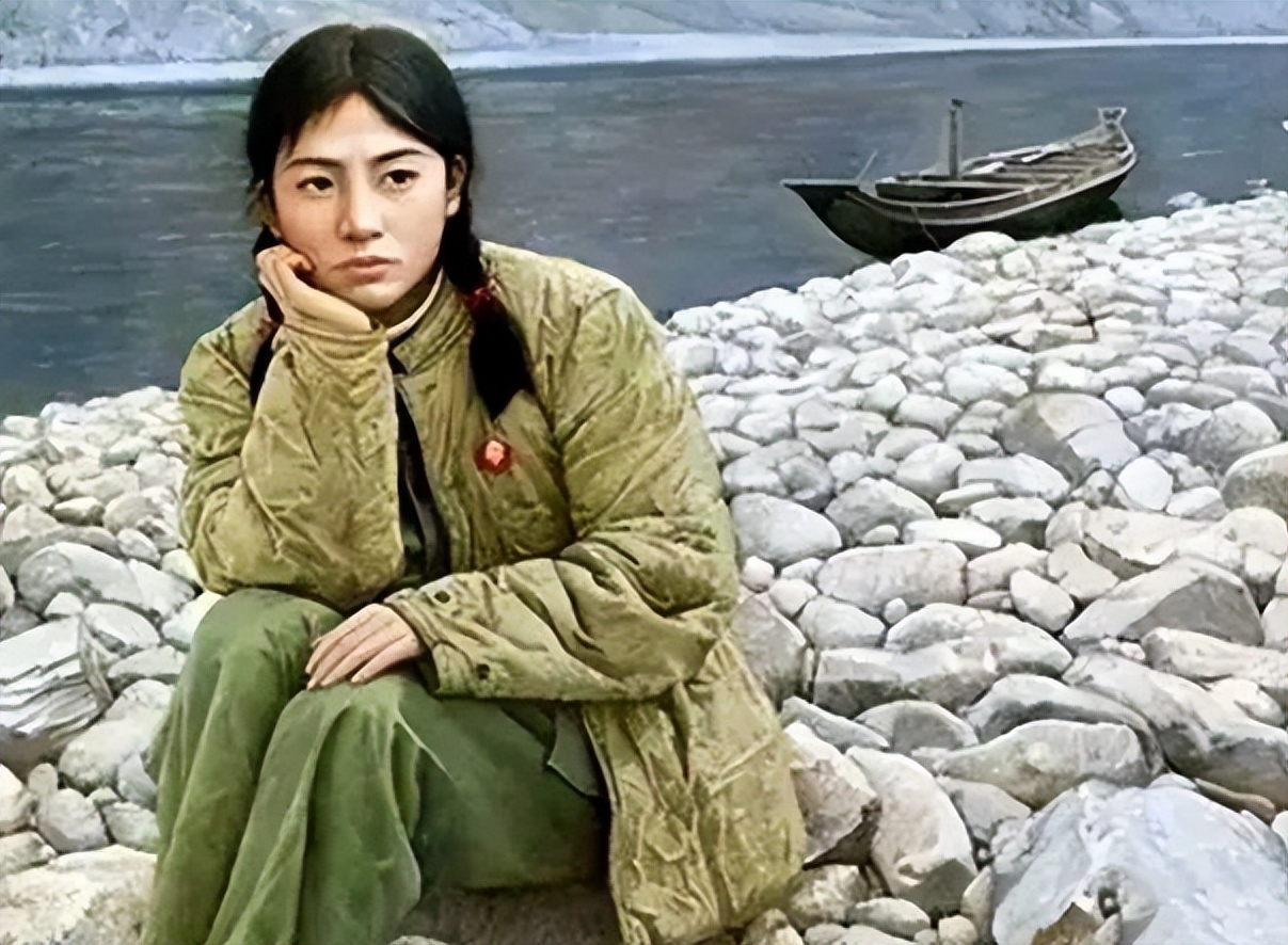 1972年，21岁知青李文忠救起一名11岁的落水女孩。然而，女孩竟认真地对他说了