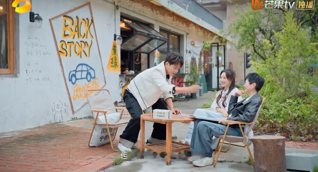 张泉灵好奇苏醒是否会放弃父亲遗产继承权，苏醒的回答不带一丝犹豫。苏醒没有