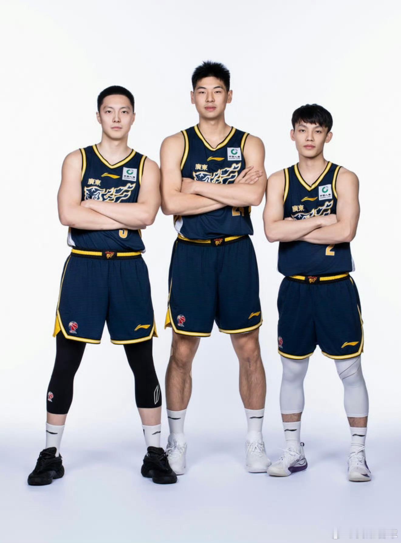 全新的广东三少胡队27岁、杰哥25岁、小崔22岁刚注意到崔永熙右小腿贴着肌贴，估