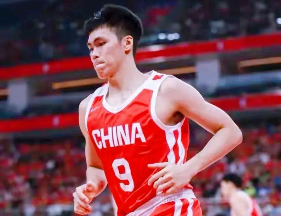 国家男篮两个月的集训后，所有球迷终于发现：庞峥麟被郭士强改造成功，过半场后会找人