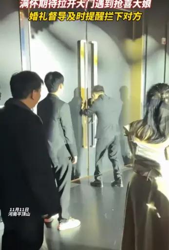 红衣老太蹿出那一刻，新娘的梦幻入场式差点成了闹剧现场。七旬老人胸前竟挂着黑白照片