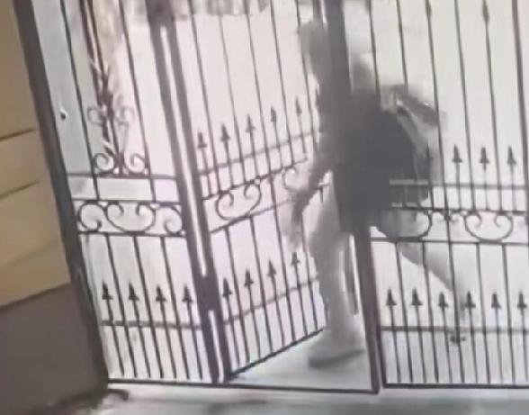 逃过一劫啊！一名年轻人被乌克兰征兵办的人给盯上了，结果那些征兵办的工作人员太傻