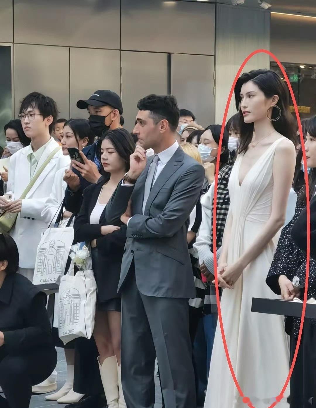 天呐，忽然理解陈伟霆了！！！真的好美啊，身材也这么好，简直就是无可挑剔