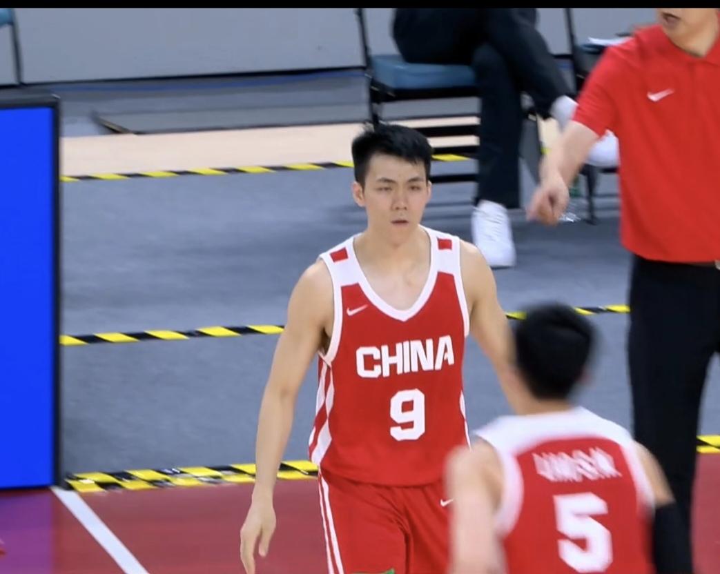 65:60！看完男篮对阵荷兰的热身赛，真的想说，庞峥麟想要站上国家队正赛舞台上几