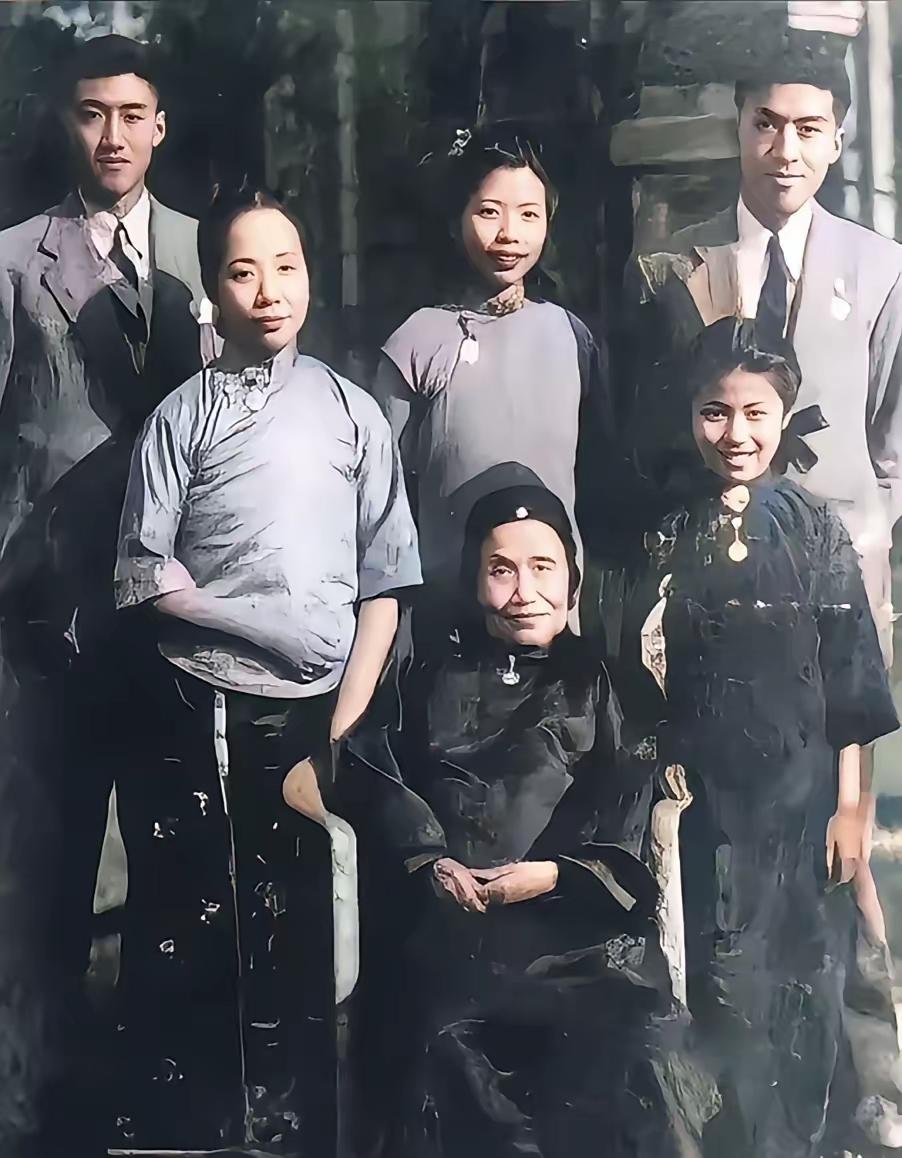 娘家疼30年，婆家宠30年，孩子爱30年，命好女人的一生啊！​曾纪芬出身极显