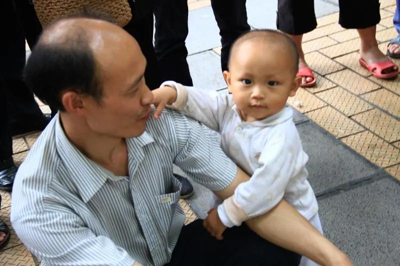 同事李老师的儿子今年三十五岁了，研究生学历，市里重点中学教师。不知道什么原因，这