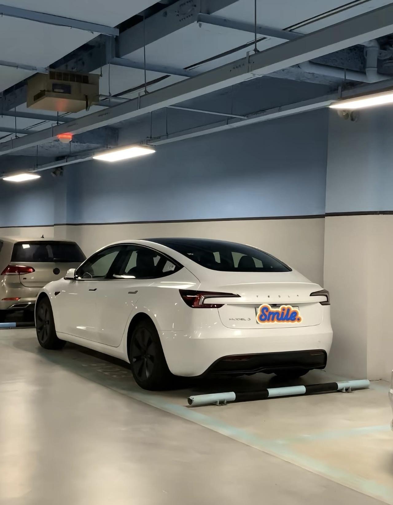 小区停车区里，表弟的白色特斯拉Model3停在一排BBA中间，格外扎眼