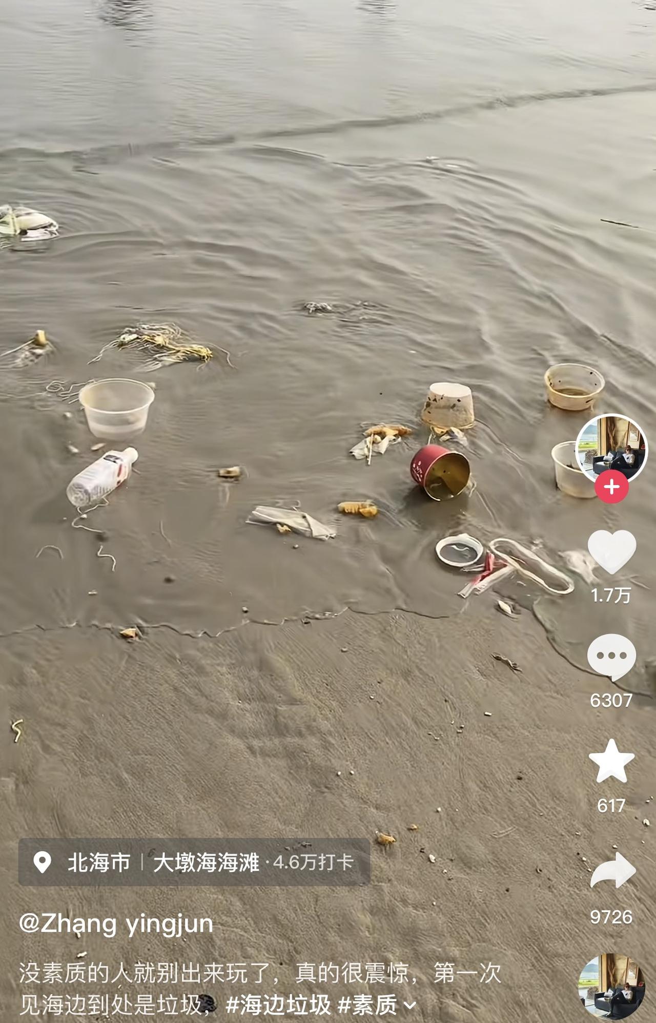 网友去海边游玩的时候，被这一幕给气到了，原来他看到沙滩上还有海水里面漂浮着大量的