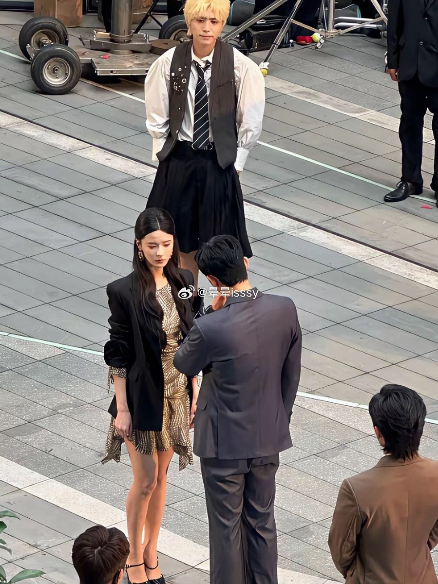 公司楼下拍短剧，这美女是谁好漂亮呀