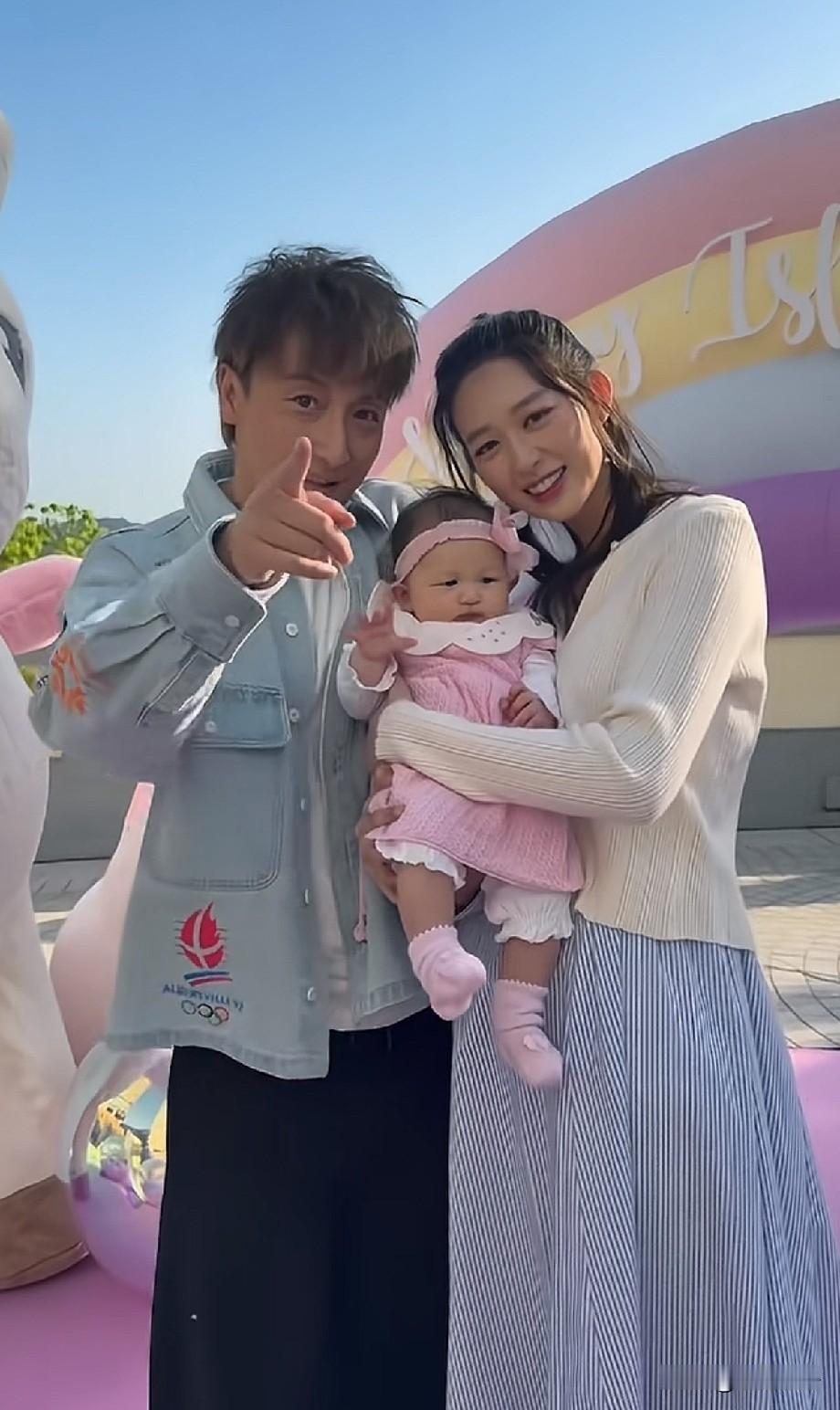 方力申女儿百日宴曝光！一家三口同框温馨，46岁的他满脸幸福像换了个人近日，