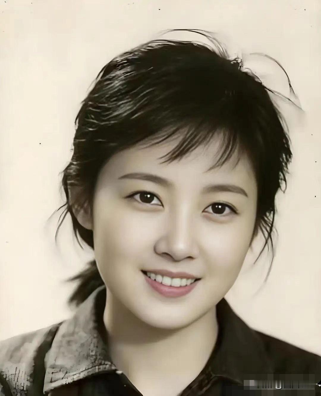 80年代的清纯美女，没有美颜滤镜，看着好自然！
