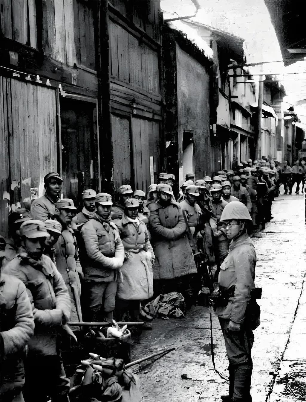 这张照片拍摄于1937年底的南京，由于指挥失误和联系上的不顺畅，有9万多国军将士