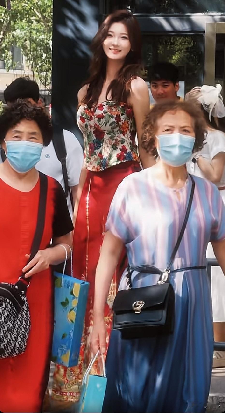 高就算了，还长得这么漂亮，漂亮就算了，还这么苗条[捂脸哭]