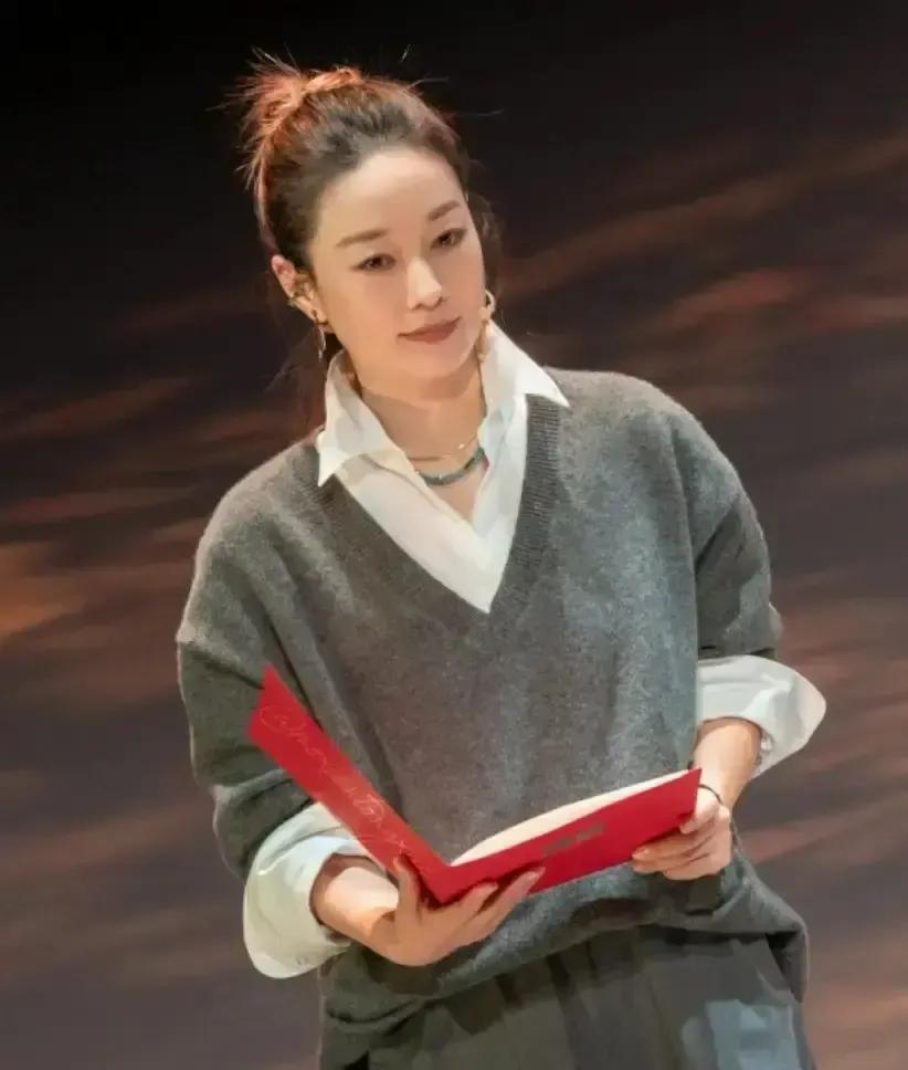 马伊琍雷佳音江疏影站成一排，给母校80周年念诗。镜头扫过去，仨人穿得一个比一个