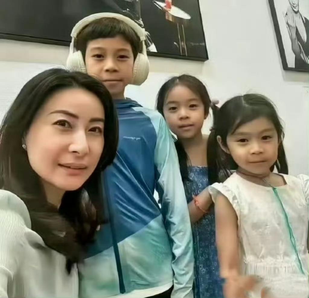 看到郭晶晶和她三个孩子的照片,真是感慨一句,应了那句老话儿子像妈女儿随爸感觉