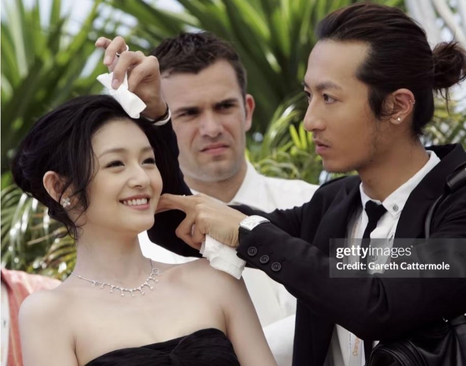 回看大S婚前的事业真的太风光了，甚至走上戛纳红毯，造型师全程细心打理发型和形象，