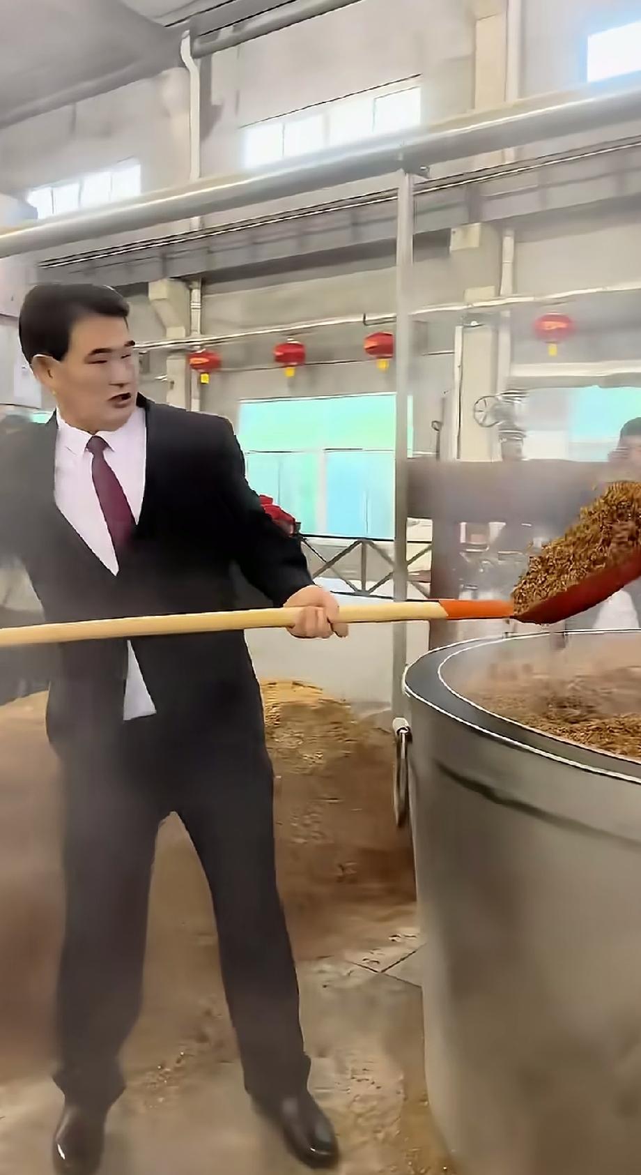 【扒姐深聊】大衣哥就是艺人界的楷模！不管去哪里商演，都非常卖力，给主办方一种