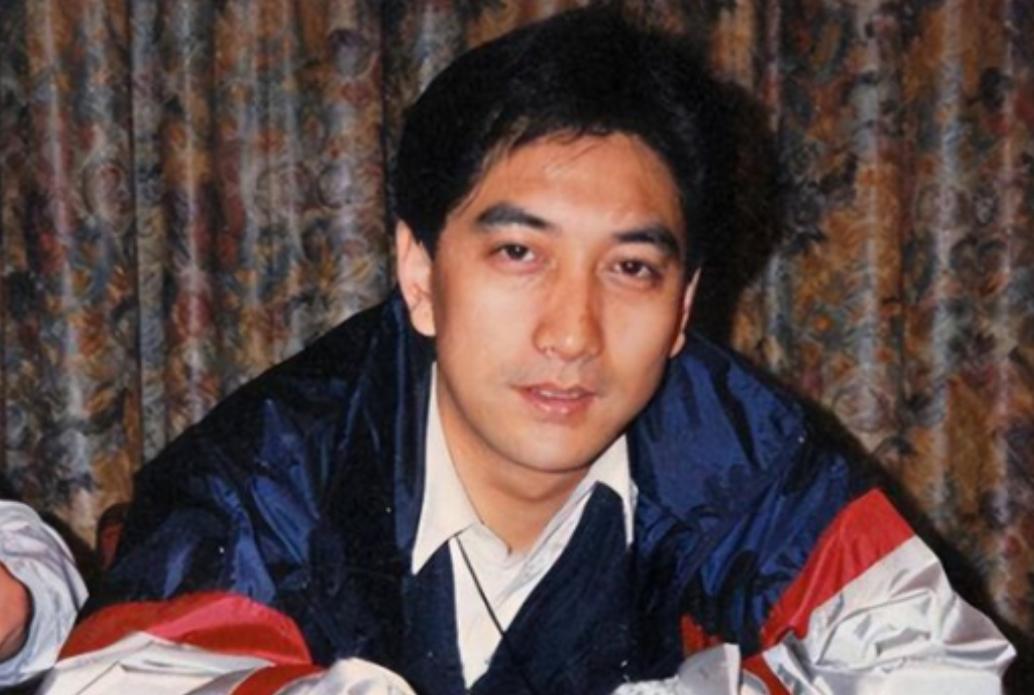 2007年，水均益的妻子意外瘫痪，他毫不犹豫选择和妻子离婚，女儿哭着恳求：爸爸，