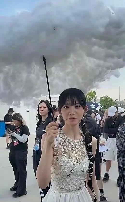 田曦薇这个雨伞有点意思啊​​​