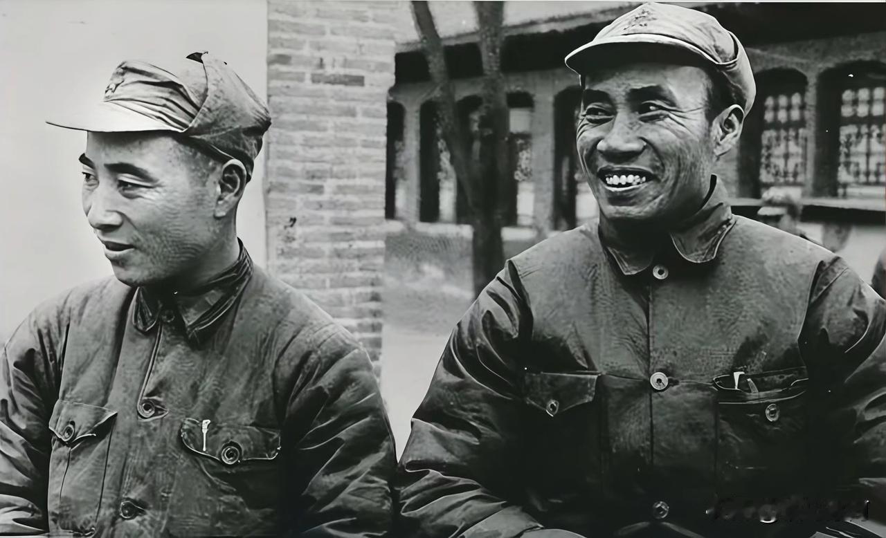 🍁1944年的延安三五九旅驻地。58岁的朱德总司令和36岁的王震旅长，身着与