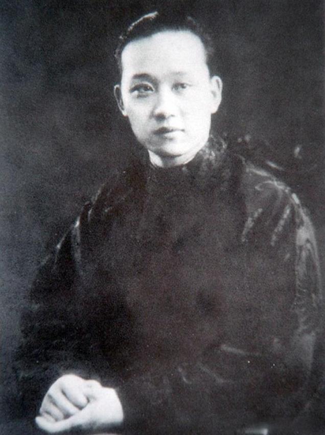 1918年，洞房花烛夜，京剧大师荀慧生揭开新娘的盖头，吓了一个激灵：“你是谁啊？