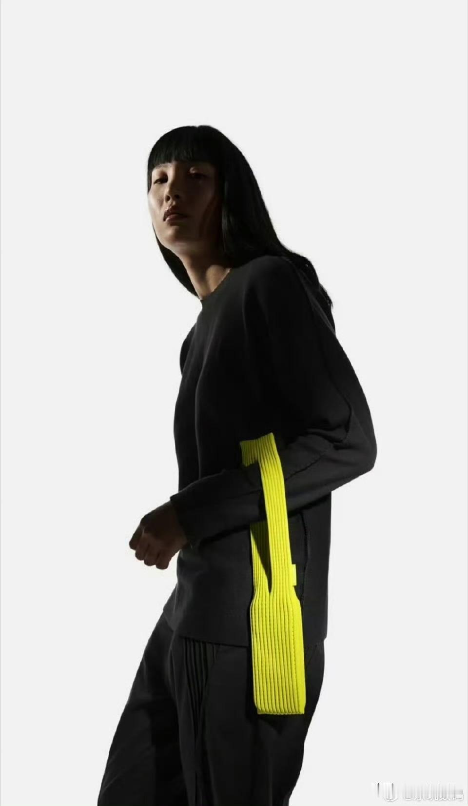 要不怎么说还是果粉有钱呢，这么一块“布”，卖你1299元。苹果是把“溢价”玩