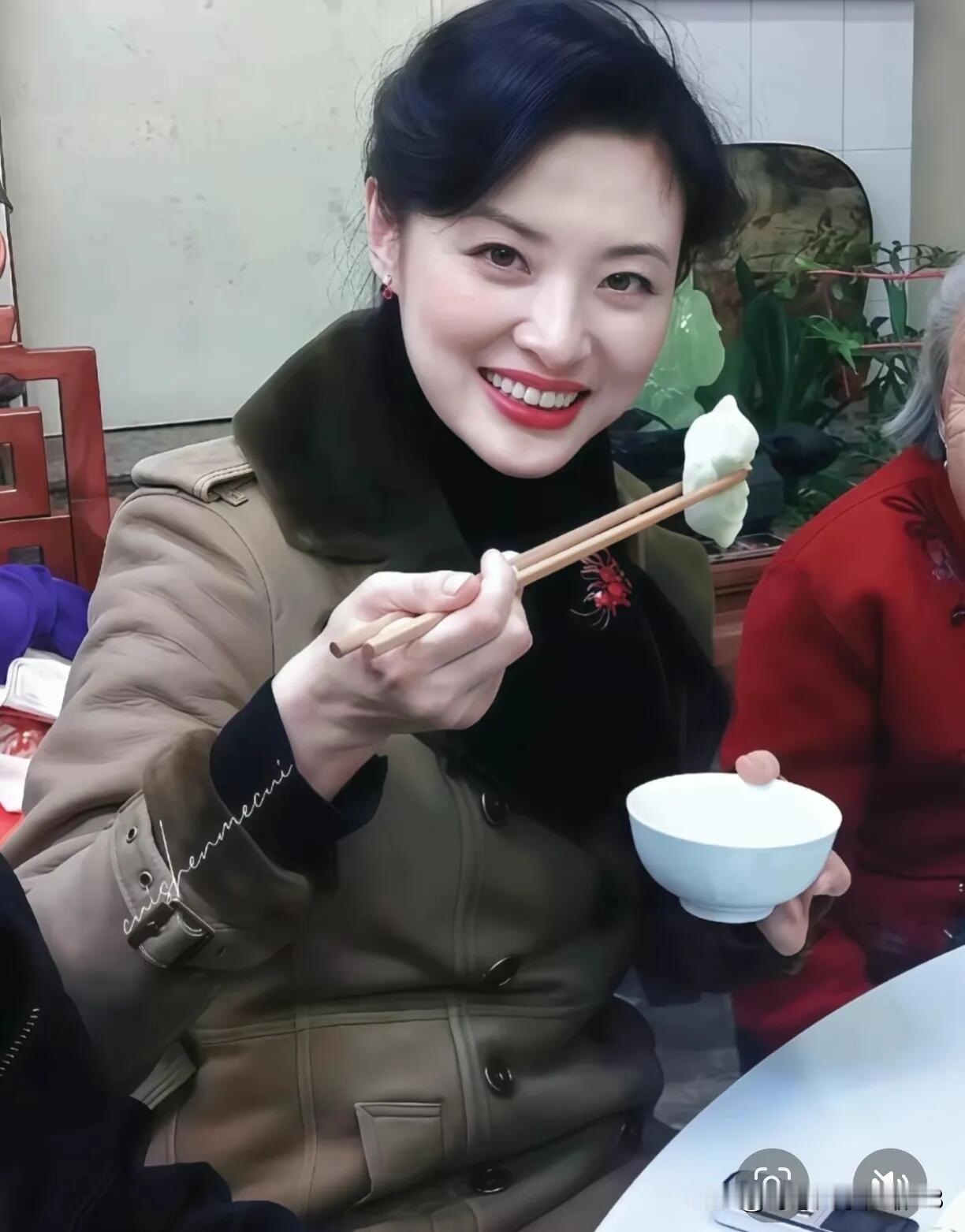 央视第一美女真是漂亮，端着碗吃饺子好可爱，接地气，她化着浓妆，皮肤白皙，长得确实