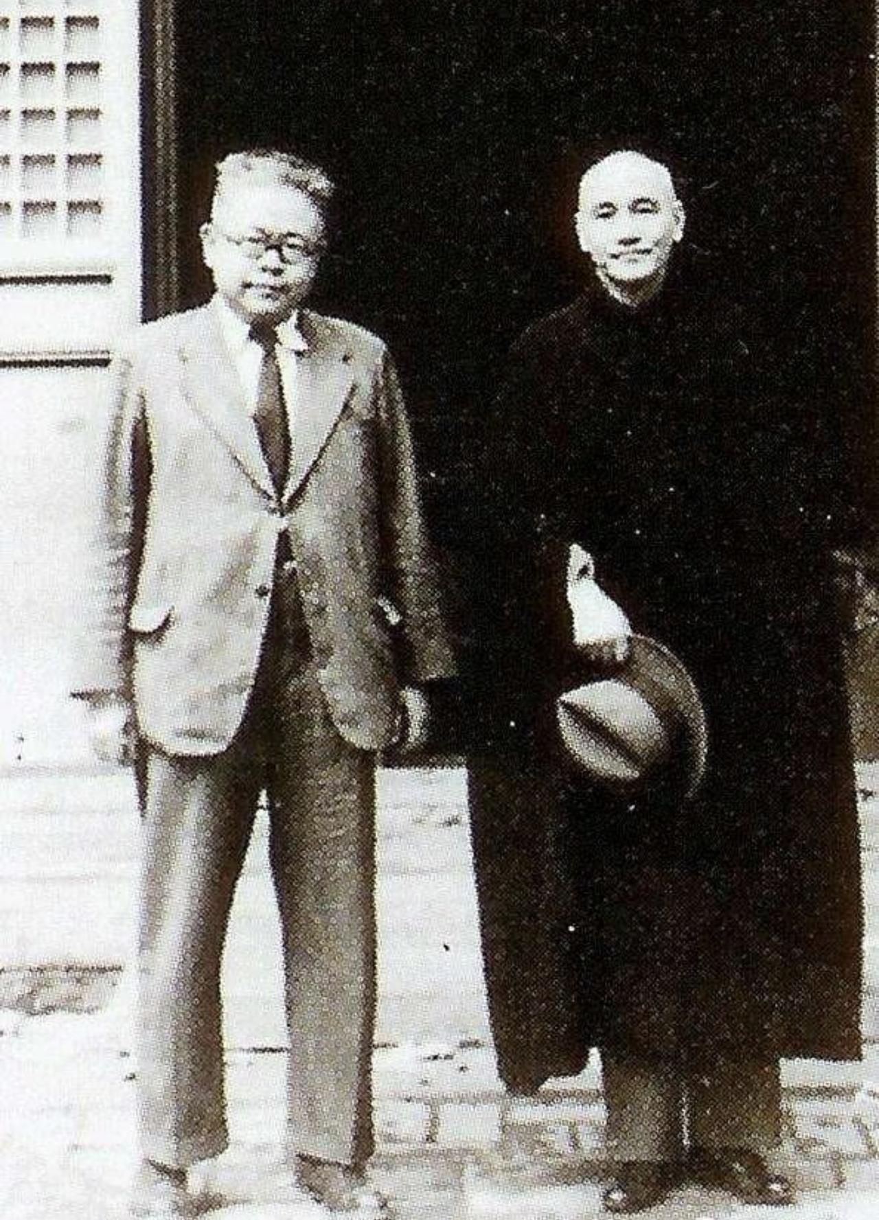 很多人以为民国学界名流见了蒋介石都得礼让三分，看这张老照片才知道真有例外。照片左